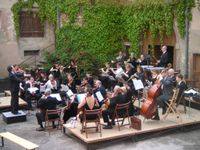Das Bild zeigt das Orchester bei einem Konzert im Innenhof des Château de Lorentzen